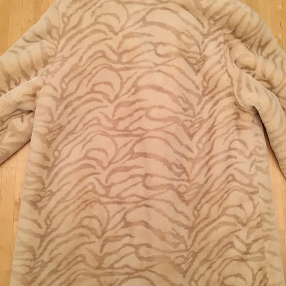 Gorgeous Cream Faux Fur Coat (Vintage) - Picture 7 of 8